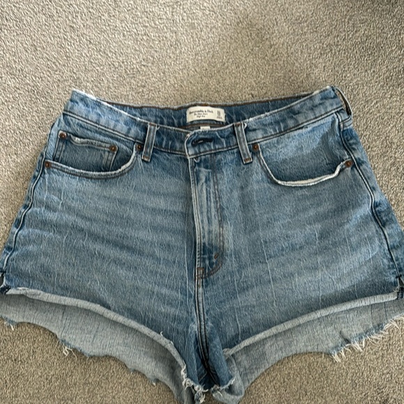 Abercrombie and Fitch High-Rise Mom Shorts, Curve Love, Medium Wash - Picture 1 of 4